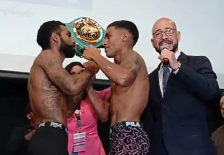 Jezreel Corrales (izq.) y Ricardo 'El Científico' Núñez, listos para su combate.