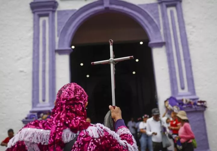 Los poderes milagrosos asignados al 'Cristo Negro de Portobelo' son un aliento de ánimo para los panameños. EFE