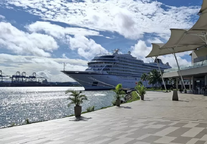 Dos cruceros llegaron al Puerto de Colón 2000, el "Radiance of the Seas" de la "Royal Caribbean" y  el "Viking Neptune.Foto:  Diomedes Sánchez.