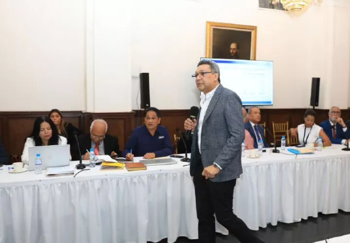 El director general de la CSS, Dino Mon, sustenta en la mesa de pensiones.  Archivo