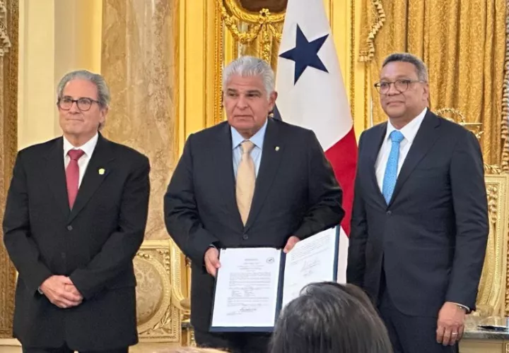 Dino Mon tomó posesión ante el presidente José Raúl Mulino y el ministro de Salud, Fernando Boyd Galindo. Foto: Cortesía