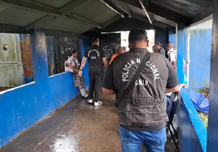 En los predios del plantel se apersonaron agentes de la  DIJ de la Policía Nacional, para realizar la primera investigación de campo. Foto: Diomedes Sánchez 