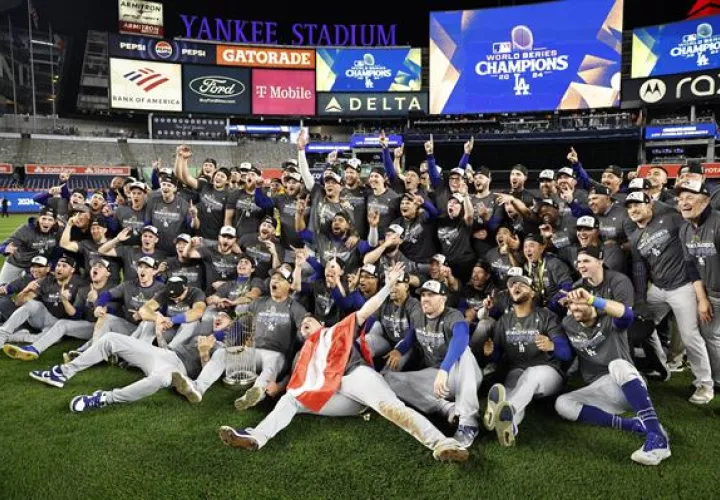 Dodgers festejan el título obtenido al ganar la serie ante los Yanquis de Nueva York. Foto:EFE