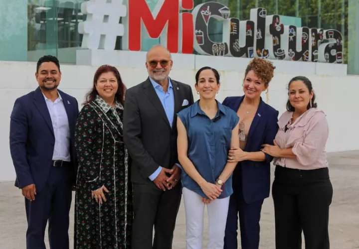 Erika Ender junto a directivos de la institución. Foto: Ministerio de Cultura