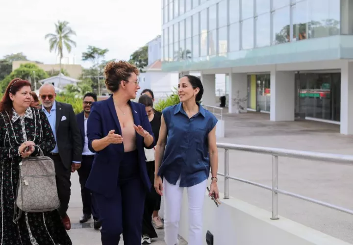 Erika Ender y la ministra Maruja Herrera. Foto: Ministerio de Cultura