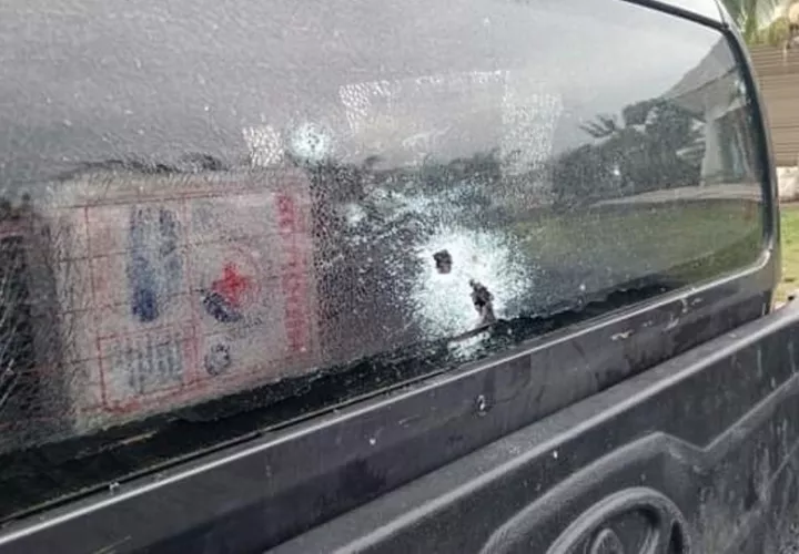 Auto en el que viajaba el expresidente Evo Morales. Foto: EFE