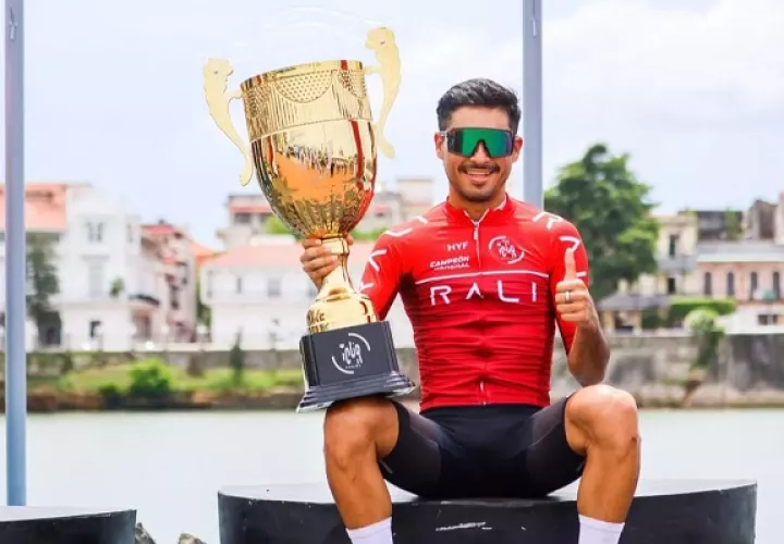 Gabriel Rojas con el trofeo de ganador en el Tour de Panamá. Foto: Fepaci