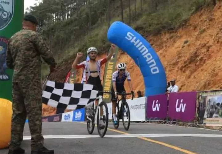 Gabriel Rojas cruza la meta en Cerro Marta y festeja su triunfo de la tercera etapa del Tour de Panamá 2024. Foto: Fepaci