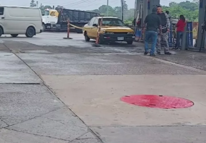  El taxista iba a cargar gasolina, cuando fue atacado por un pistolero. Foto: Diomedes Sánchez. 