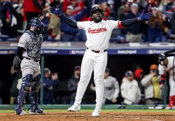El dominicano Jhonkensy Noel festeja su cuadrangular. Foto: EFE