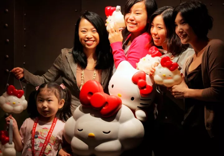Un grupo de jóvenes posan en el laboratorio de Hello Kitty en Hong Kong, el 12 de agosto de 2009. Foto: EFE / YM YIK