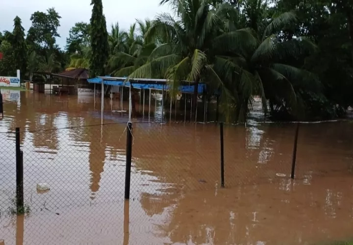 Sinaproc, mantiene estrictos monitoreos sobre los ríos Parita y Ocú, cuyas aguas se encuentran en niveles elevados debido a las intensas lluvias.. Foto. Thays Domínguez
