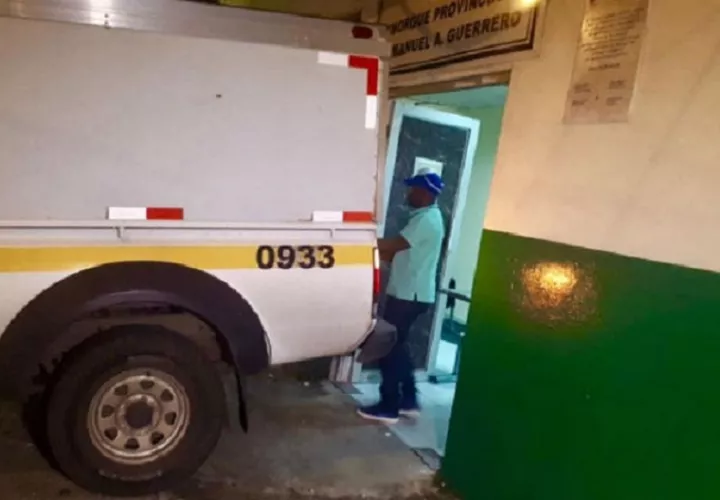 El cuerpo de Santamaría fue traslado desde esta población costera hacia la morgue judicial en la ciudad de Colón. Foto. Diomedes Sánchez