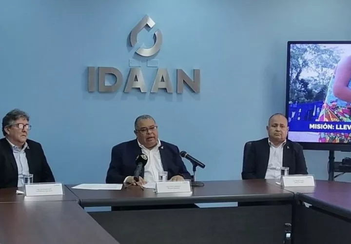 Conferencia de prensa del director del Idaan Rutilio Villarreal. Foto: Cortesía