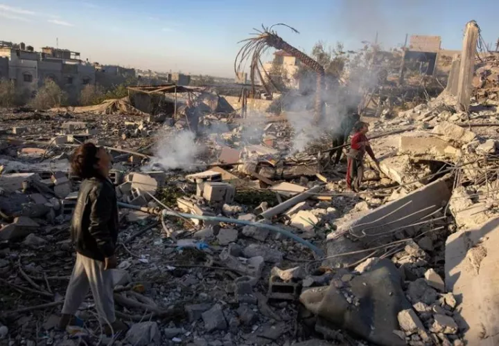 Niños palestinos entre los restos de edificios destruidos tras los ataques aéreos israelíes. Foto: EFE