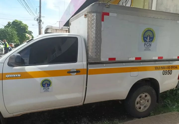 El cadáver fue trasladado hacia la morgue judicial de Veraguas. Foto: Melquiades Vásquez.