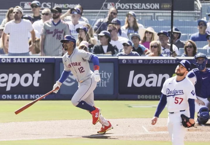 Francisco Lindor de los Mets conecta un jonrón ante los lanzamientos de Ryan Brasier de los Dodgers. Foto: EFE