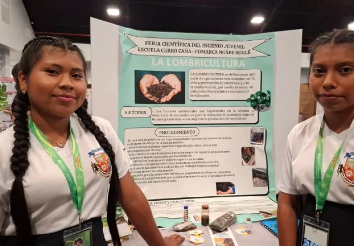 Las jóvenes estudiantes Mariela Carpintero y Mónica Venado  durante la feria científica del Ingenio Juvenil.