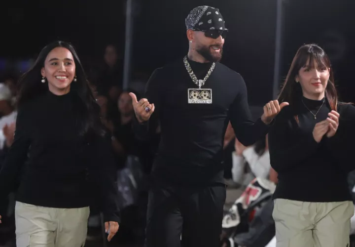 Maluma junto a la diseñadora Ana Villegas (i). Foto EFE / Luis Eduardo Noriega Arboleda
