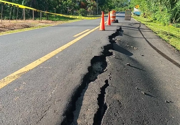 Hundimiento, rajaduras y otras imperfecciones presenta la recién construida carretera nacional desde Atalaya a Mariato. Foto: Melquiades Vásquez.