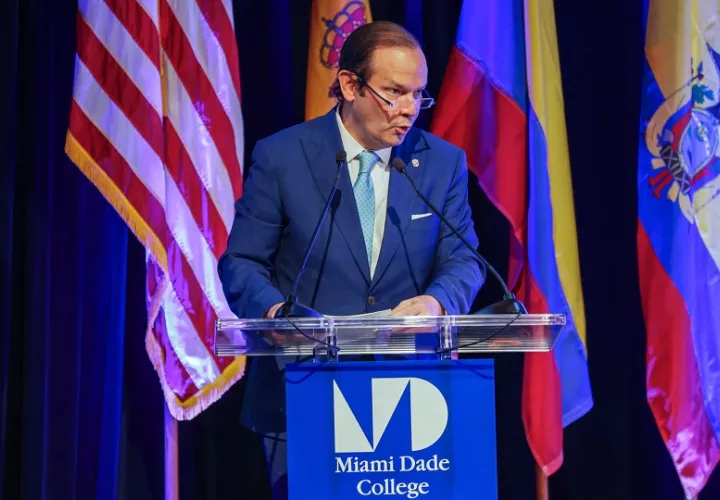 El canciller de Panamá, Javier Martínez-Acha, habla durante el IX Diálogo Presidencial sobre el tema 'Democracia de ciudadanos y migraciones'. Foto: EFE