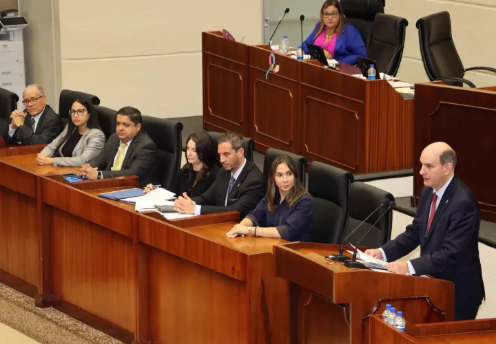 Ministro Felipe Chapman en la presentación del proyecto ante la Asamblea. Foto: Cortesía