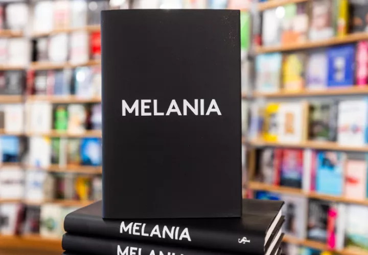 Libro de memorias de la exprimera dama Melania Trump en una librería en Rockville. Foto: EFE / EPA / Jim Lo Scalzo
