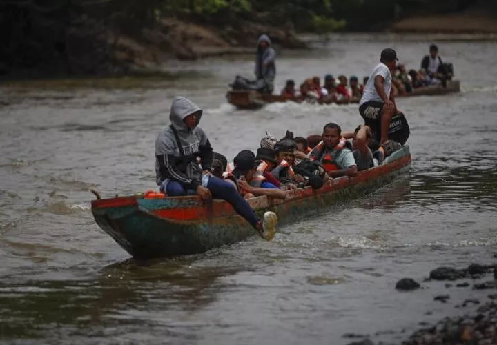 Migrantes llegando en canoas a la Estación Temporal de Recepción Migratoria en Lajas Blancas, en Darién (Panamá). Foto: EFE/ Bienvenido Velasco