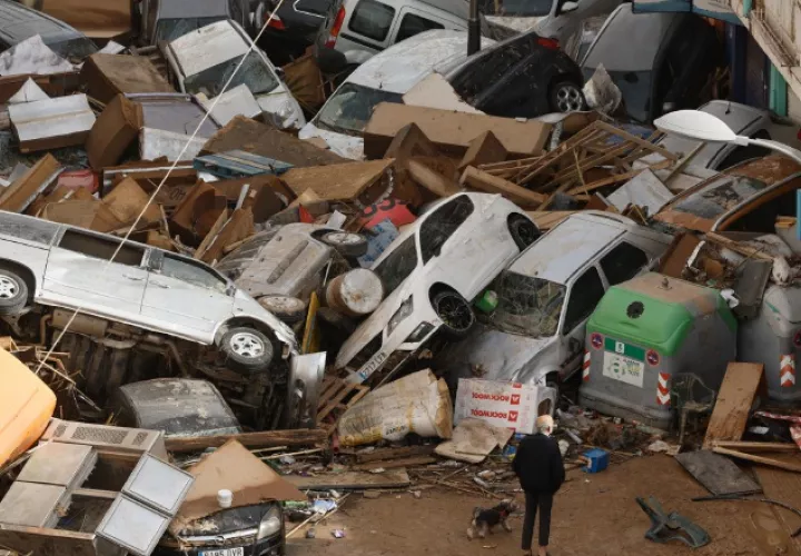Vehículos amontonados en una calle tras las intensas lluvias de la fuerte dana que afectó Valencia. EFE