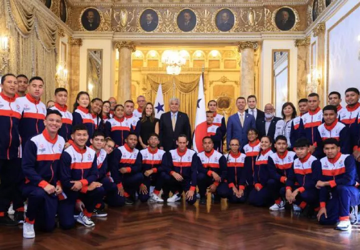 José Raúl Mulino con los atletas de Olimpiadas Especiales. Foto: Cortesía