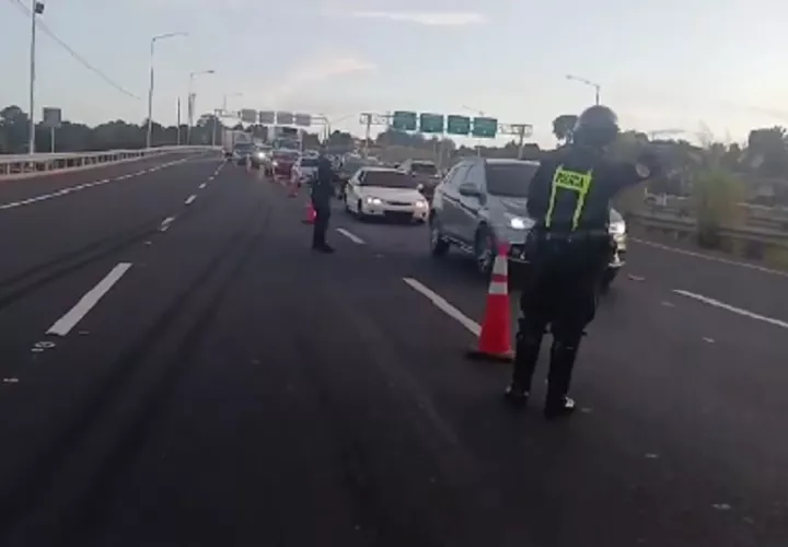 Por este hecho de tránsito la circulación vehicular en el área se hizo muy difícil para los miles de conductores. Foto. Proteger y Servir