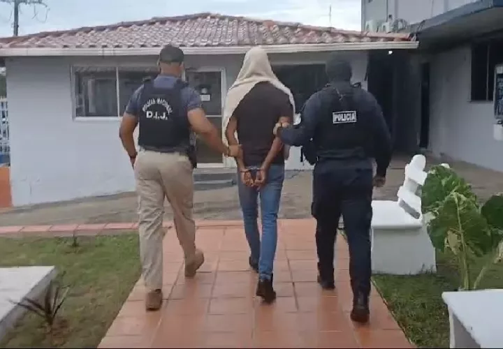 La diligencia judicial se realizó en el sector uno de la Barriada La Estancia, corregimiento de Mendoza, en donde ambos indiciados se encontraban escondidos. Foto. Eric Montenero