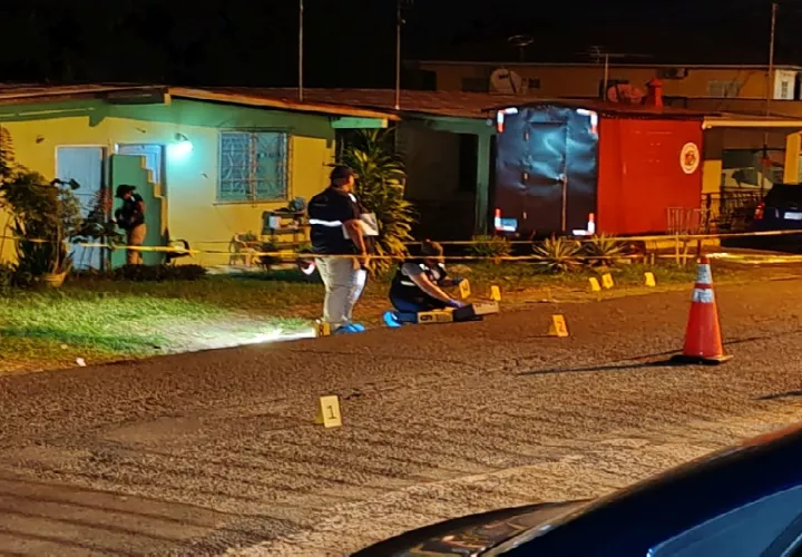 Personal de Criminalística del Ministerio Público ubicó sobre la vía y en el patio de la vivienda evidencias balísticas.  Foto. Eric Montenegro