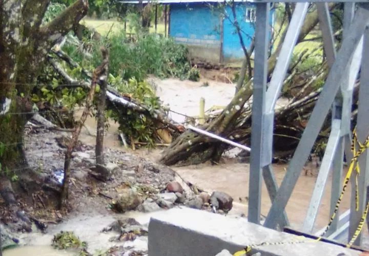 En el sector de Kosovo, corregimiento de Puerto Caimito, distrito de La Chorrera, varias familias resultaron afectadas al coincidir las lluvias con mareas altas.