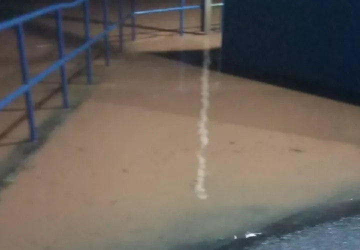 La entidad detalla que la crecida del río Caimito cuyas aguas han sobrepasado los 25 pies permanece alto y eso hace imposible reanudar el funcionamiento de la potabilizadora. FFoto. Idaan