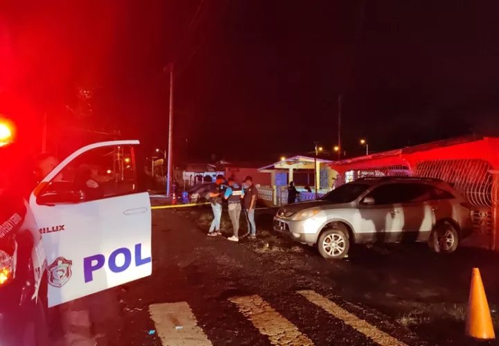 La Policía Nacional (PN) ubicó el cuerpo de “Chino Lan”, en el piso del estacionamiento del campo deportivo, entre la cerca y dos autos. Foto. Eric Montenegro