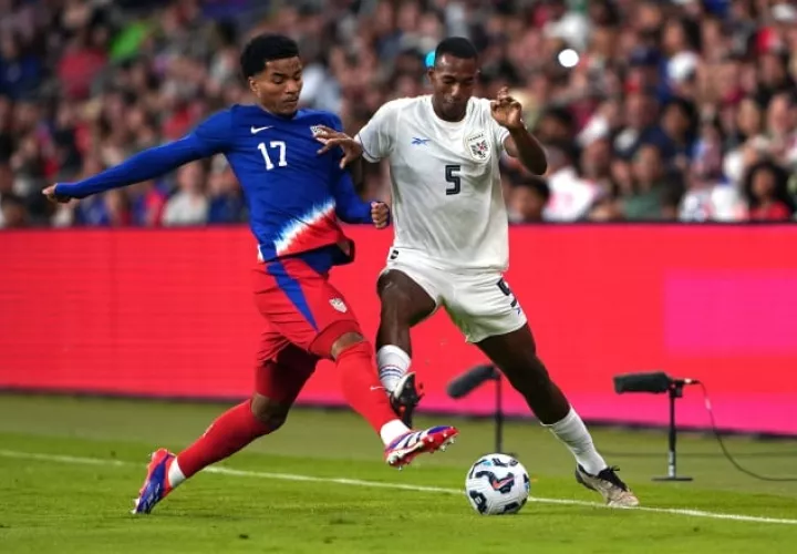 Malik Tillman de Estados unidos y Abdiel Ayarza de Panamá. Foto: EFE