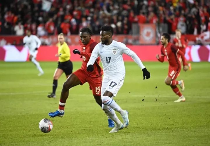 José Fajardo de Panamá (17) disputa el balón contra Moise Bambito de Canadá. Foto: Fepafut