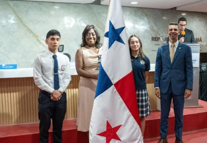 Tobit Vergara (judo) y Valentina Ansin (atletismo), reciben la bandera nacional de manos de la ministra de Educación, Lucy Molinar. Foto: Pandeportes