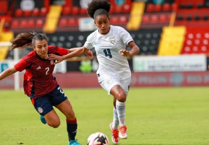 Katherine Castillo de Panamá (4) disputa el balón contra Melissa Herrera de Costa Rica (7). Foto: EFE
