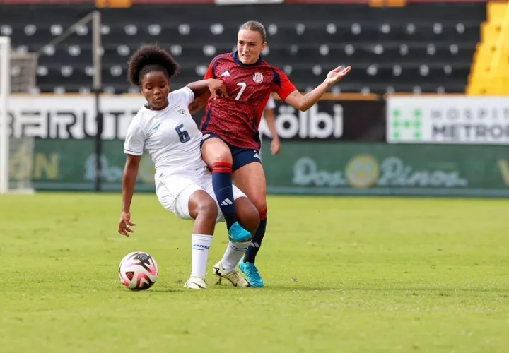 Deysiré Salazar de Panamá (7), disputa el balón con la costarricense Melissa Herrera. Foto: LPF