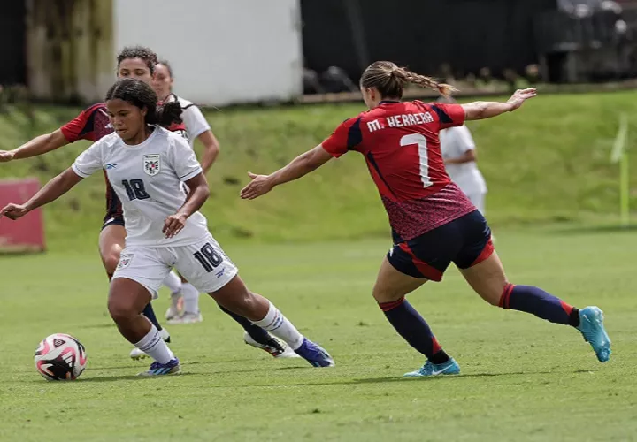 La jugadora panameña Alison onodera (18) disputa el balóln contra la tica Melissa Herrera (7), durante el partido amistoso entre ambos equipos. Foto: FPF