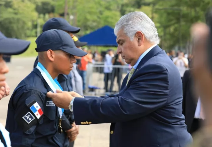 Egresados de las promociones 99 y 100 del Instituto Superior Policial Presidente Belisario Porras.