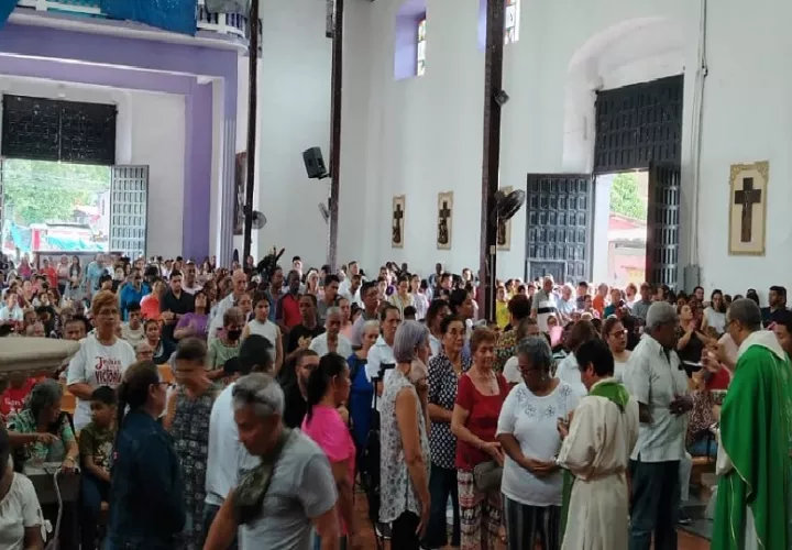 Miles de personas se dan cita este lunes en la histórica población de Portobelo-centro. Foto. Diomedes Sánchez