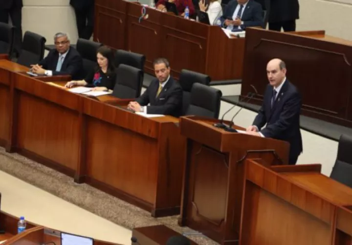 Es la tercera vez en la semana que el ministro acude a la Asamblea. El proyecto lo entregó el martes. Foto: Cortesía