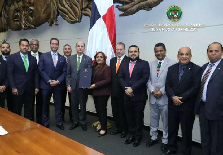 El ministro de Economía y Finanzas, Felipe Chapman, recibió el proyecto de presupuesto de la presidenta de la Asamblea. Cortesía Asamblea
