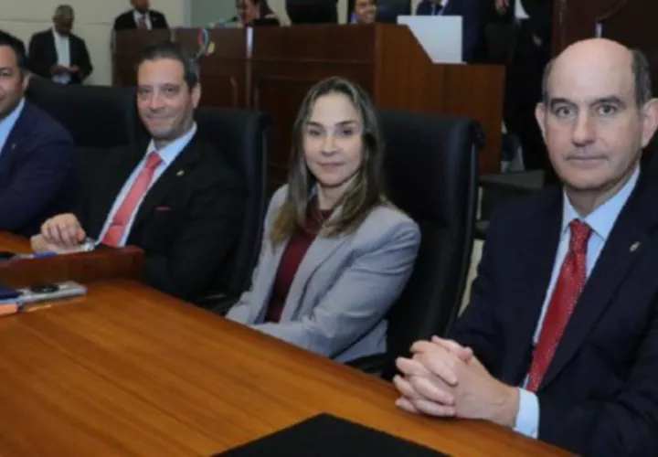 Equipo del MEF, liderado por el ministro Chapman (derecha) durante el debate del presupuesto.  Cortesía: Asamblea