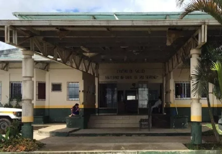 Los padres del infante arribaron a eso de las 6:10 a.m a las instalaciones y los funcionarios que en ese momento se encontraban en el centro de salud de Renacimiento procedieron a recibirles. Foto. Cortesía