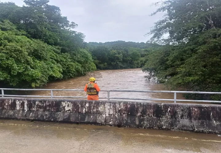 El río La Villa se salió de su cauce, provocando inundaciones en la barriada Villa Bonita. Foto. Sinaproc