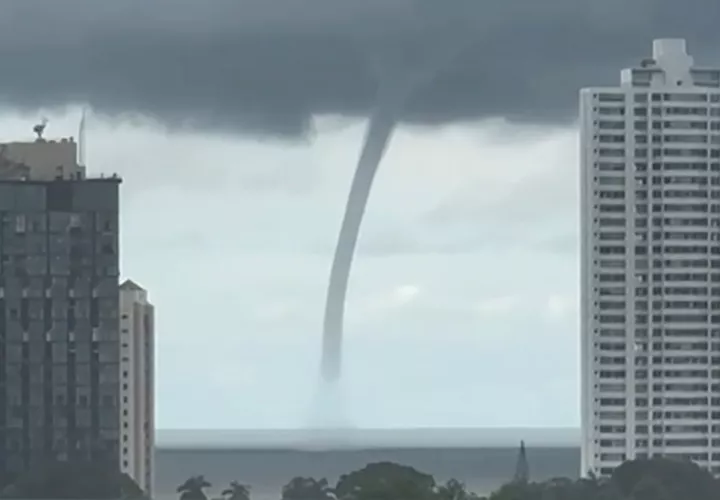 Imágenes de la tromba marina en la Bahía de Panamá. Foto: Redes Sociales